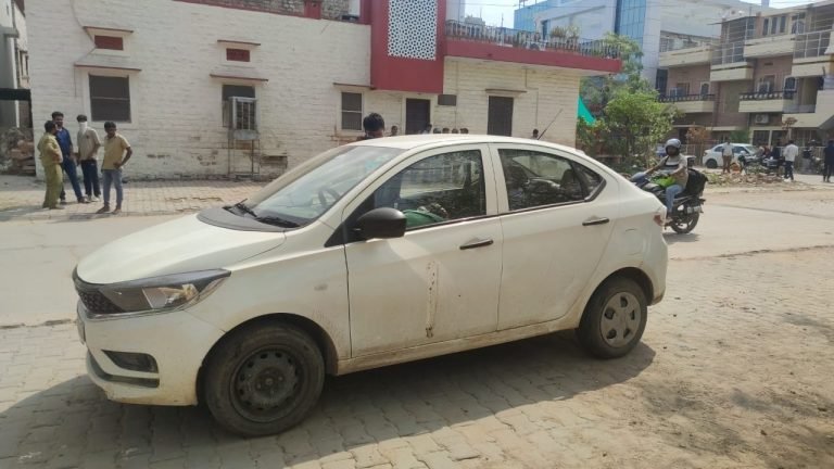 कार में मिला युवक का शव, सनसनी फैली