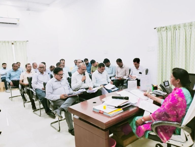 संभागीय आयुक्त ने ली संभाग के कृषि अधिकारियों की बैठक