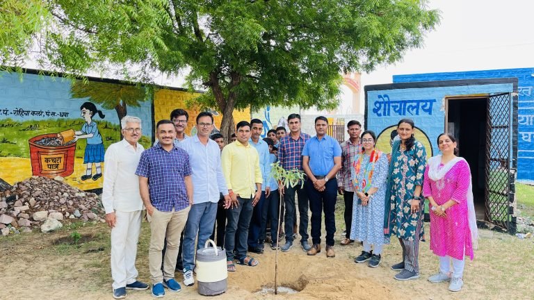 मुख्यमंत्री सदन वृक्षारोपण अभियान के तहत वृक्षारोपण