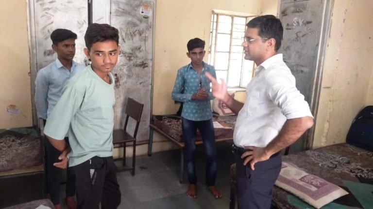 बालोतरा जिला कलक्टर ने किया छात्रावासों का निरीक्षण
