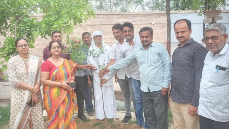 कबीर आश्रम व सालावास स्कूल में किया वृक्षारोपण