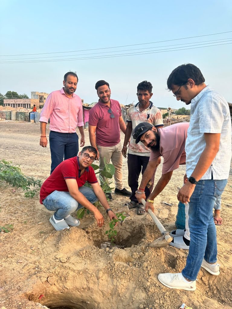 जोधपुर राउंड टेबल ने भांडू औद्योगिक क्षेत्र में 600 पौधों का रोपण किया