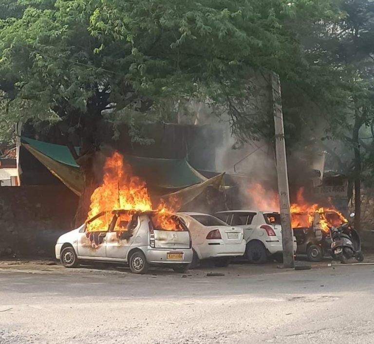 उदयपुर में दो छात्रों के झगड़े के बाद शहर में फैली हिंसा, गाड़िया जलाई, माल में तोड़फोड़