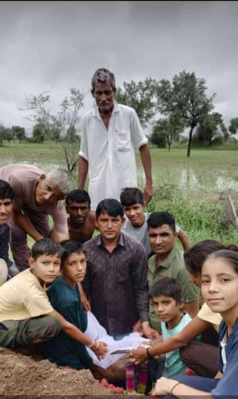 श्वानों द्वारा हिरण को काटने से मृत हिरण को समाधी दी