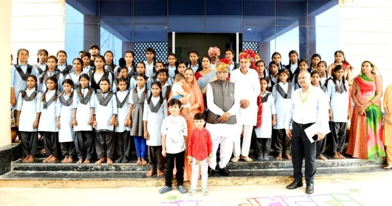 राज्यपाल ने किया बालिका आश्रम का निरीक्षण