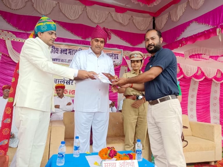 आमजन में होम्योपैथी के प्रति जागरूकता पैदा करने के उपलक्ष में डॉ धीरज गोयल खंड स्तर पर सम्मानित