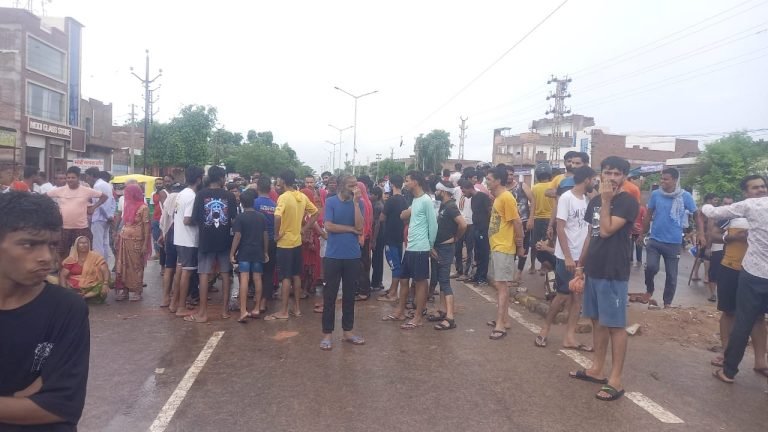 बरसात के पानी से किसमीदेशर हुआ पानी पानी, मौहल्लेवासियो मे रोष, हाईवे किया जाम