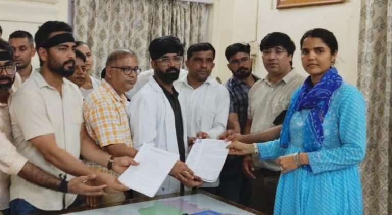 रेजिडेंट डॉक्टरों की हड़ताल जारी, रैली निकाली