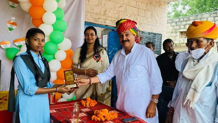 उचियारङा ने झंडारोहण कर होनहार विद्यार्थियों को किया सम्मानित 