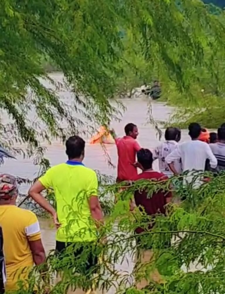 गुड़िया नदीं में तीन स्कूली बच्चे बहे, प्रशासन ने सुरक्षित निकाला