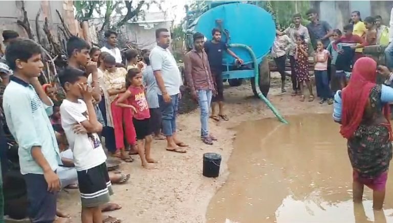 ग्राम सतलाना में पंचायत समिति सदस्य प्रकाश सागर ने लोगों के घर के आगे भरे पानी को बाहर निकलवाकर राहत प्रदान की