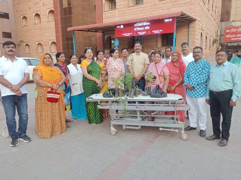 एक ही दिन में सौ पौधे लगाकर किए सेवा कार्य