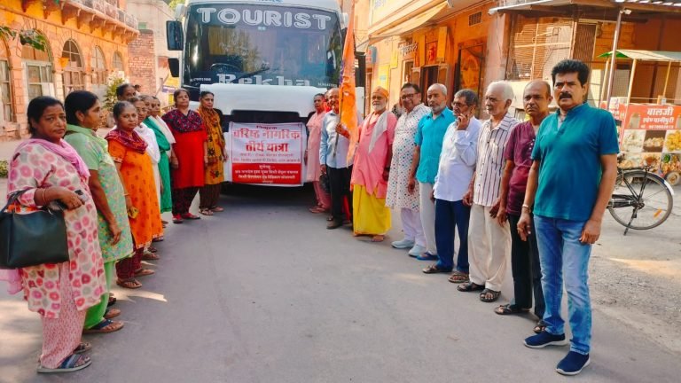 सिंधी समाज की दो दिवसीय देव दर्शन यात्रा रवाना