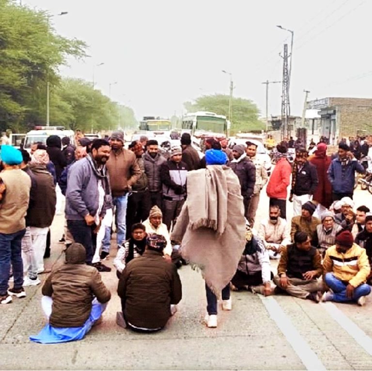 फैसले पर बढ़ता जनाक्रोश, हाईवे जाम