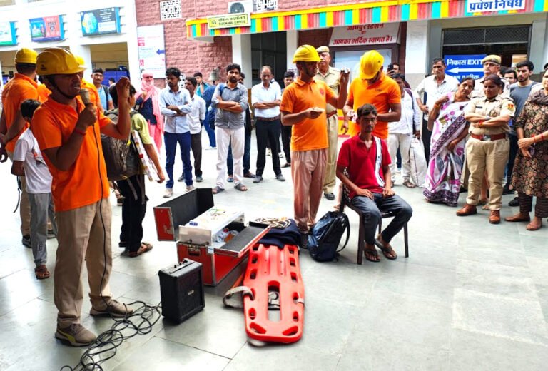 घायल यात्रियों को राहत पहुंचाने की दी गई ट्रेनिंग