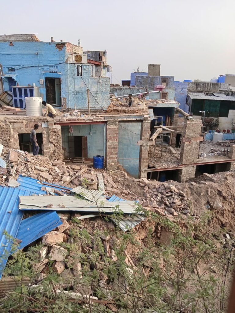 पनाह की दीवार को अतिक्रमी कर रहे क्षतिग्रस्त