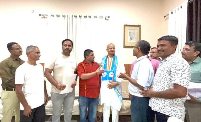 पूर्व मुख्यमंत्री अशोक गहलोत से मुलाकात कर क्षेत्रीय समस्याओं से अवगत कराया : दिनेश पिन्टु सारस्वत