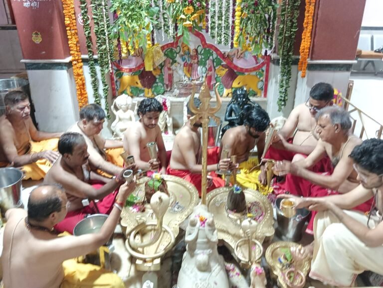 सावन शुरू, शिव मंदिरों में किया जलाभिषेक एवं दुग्धाभिषेक