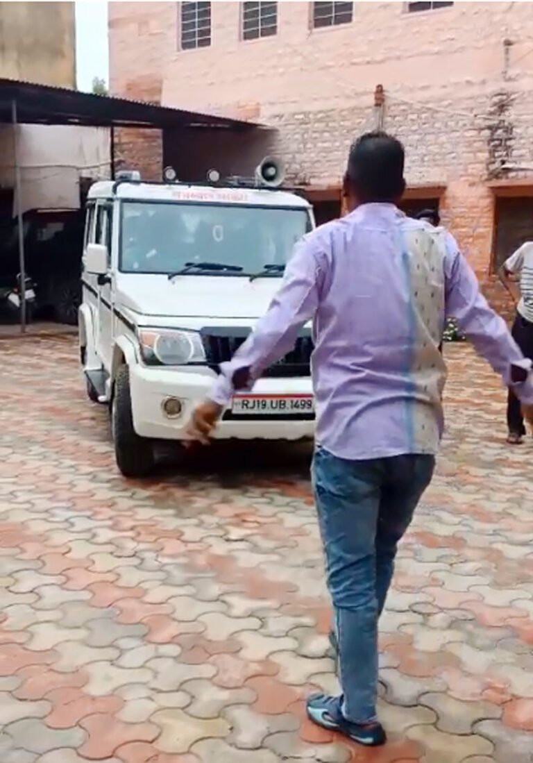 जन समस्याओं को लेकर अधिशासी अधिकारी की गाड़ी के आगे बैठे पार्षद त्रिलोक नेनीवाल