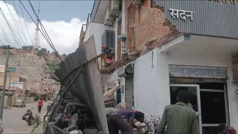 जर्जर मकान व बालकनी गिरी, जनहानि नहीं, वाहन हुए क्षतिग्रस्त