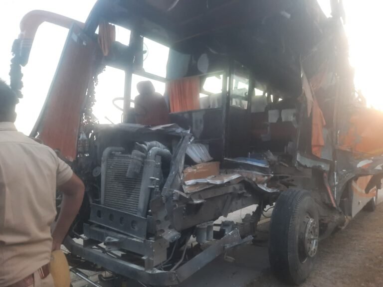 बारातियों से भरी बस व ट्रक में टक्कर