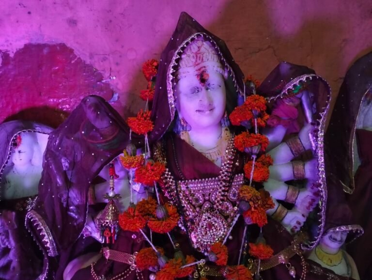 मां चामुंडा देवी के मंदिर में भक्तों का भारी जनसैलाब उमड़ा