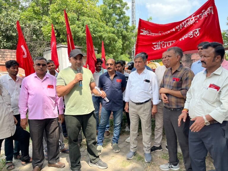 मण्डल रेल प्रबन्धक कार्यालय के बाहर विशाल प्रदर्शन