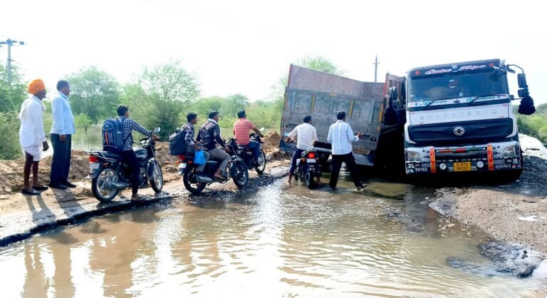 जसनगर लूणी नदी सडक पर खड्डे में ट्रक फंसने से दोनों ओर लगा लंबा जाम