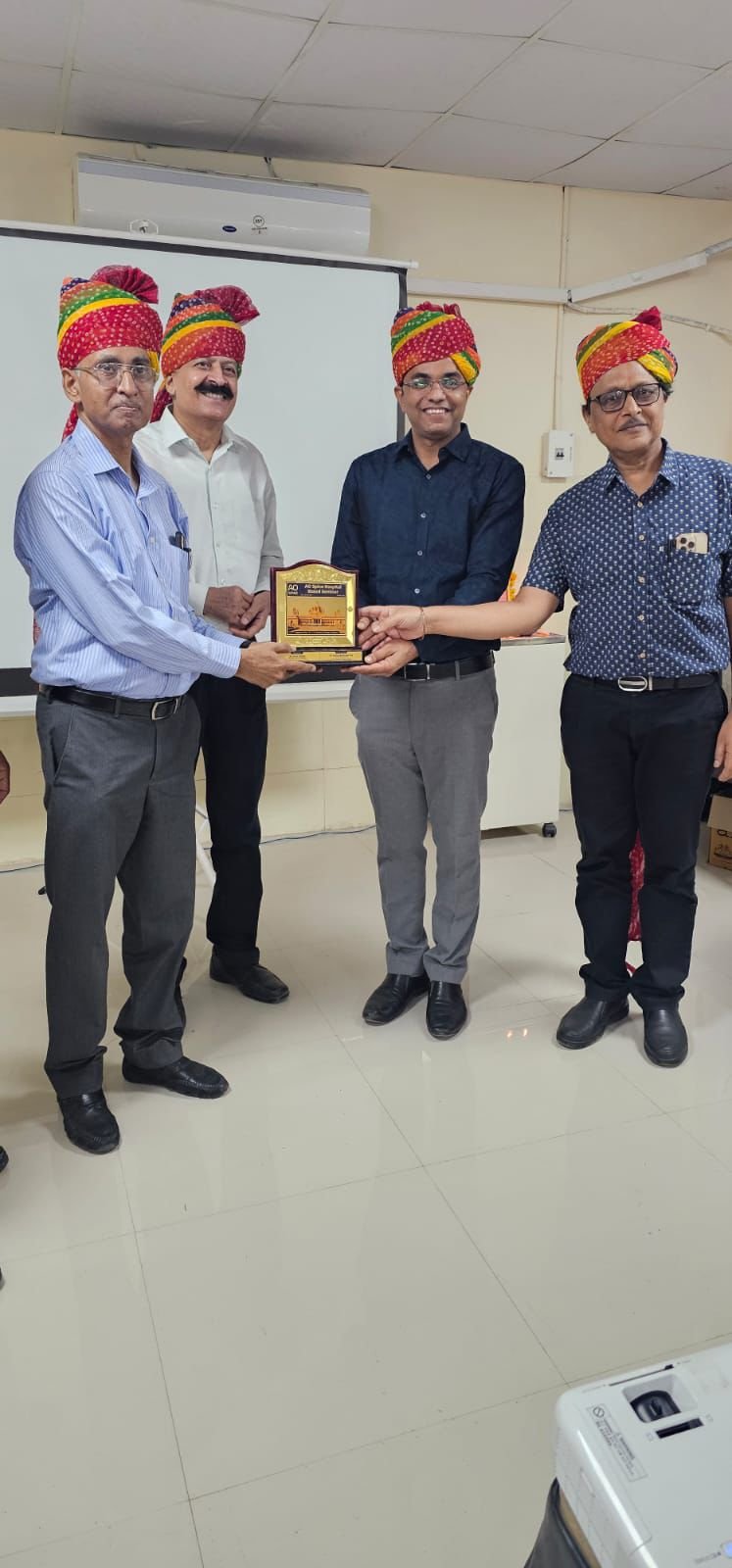 स्पाइन कॉन्फ्रेंस में 60 सर्जनों ने भाग लिया