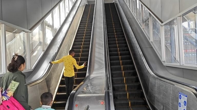 राईका बाग रेलवे स्टेशन पर नवनिर्मित एस्केलेटर्स हुए चालू