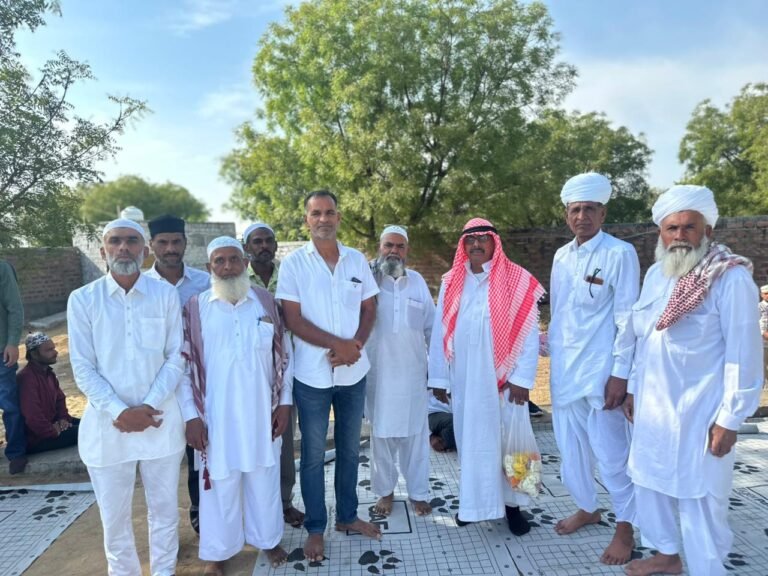 धवा गांव में अदा हुई ईद की नमाज, अमन-चैन और भाईचारे का दिया संदेश